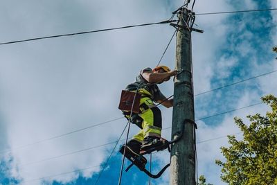 Telenor mener reguleringen som pålegger dem å holde kobbernettet åpent til høsten 2025 må oppheves uten flere forsinkelser, og ser ikke bort fra at de vil ta rettslige skritt for å få det til.