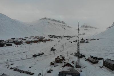 Svalbard er ett av områdene hvor Nkom nå lyser ut spektrum. Utlysningen er viktig for utrulling av 5G, blant annet i Longearbyen der bildet er tatt, skriver Nkom.