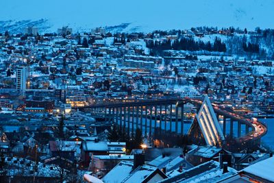 En masterstudent i informatikk ved Universitetet i Tromsø ble i 2021 tatt for å jukse på eksamen. Her ser vi Tromsøbrua og Ishavskatedralen i Tromsø sentrum. Universitetet ligger utenfor bildet.
