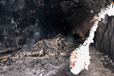 Da et vogntog lastet med 27 tonn brunost tok fyr i Brattlitunnelen i Nordland i 2013, brant osten i fire døgn (bildet). Fortsatt mangler det nødfortau og snunisjer i tunnelen, som ikke er oppgradert etter sikkerhetsforskriften.