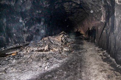 Da et vogntog lastet med 27 tonn brunost tok fyr i Brattlitunnelen i Nordland i 2013, brant osten i fire døgn (bildet). Fortsatt mangler det nødfortau og snunisjer i tunnelen, som ikke er oppgradert etter sikkerhetsforskriften.
