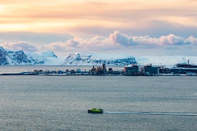 Det har vært en arbeidslulykke på Melkøya utenfor Hammerfest. Ingen er alvorlig skadet.