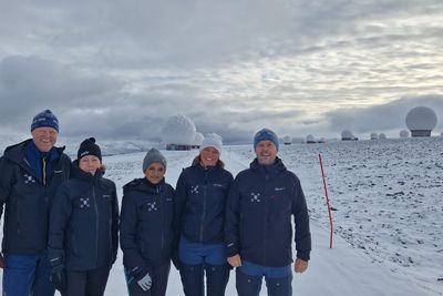 Ledergruppa i Nkom gir oss milepælene fra året som har gått, slik de ser det. Her avbildet foran Svalbard satelittstasjon i september.