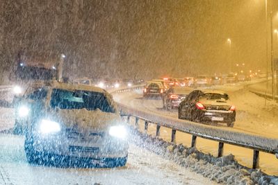 Nyttårshelgen må beboere og reisende på Sørlandet være forberedt på krevende forhold når det kan komme opptil én meter snø.