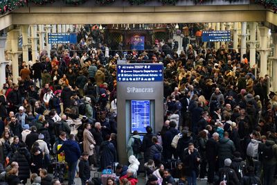 Passasjerer venter på St. Pancras-stasjonen i London lørdag. Høyhastighetstogene kan ikke kjøre mellom London og det europeiske kontinentet på grunn av oversvømmelser i tunnelene under Themsen.