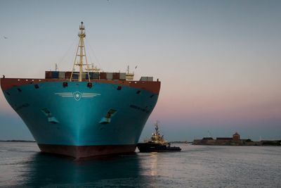 Mærsk stanser alle seilas i 48 timer etter nye angrep i Rødehavet. Her er et av rederiets konteinerskip utenfor Göteborg i 2013.