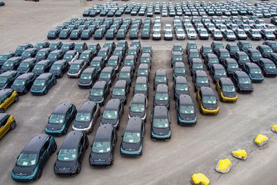 Tregt bilsag har gjor at imporlagerene på Drammen havn ble større en vanlig i 2023.