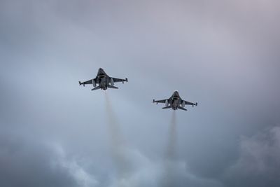 Lavtflygning med to F-16 over Bodø flystasjon.