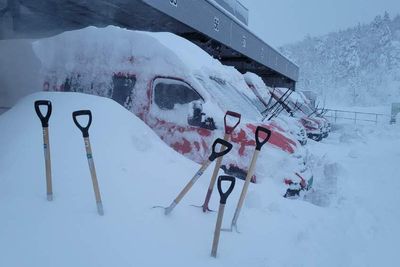 Terminalen til Posten i Kristiansand møter utfordringer med snømengdene som har kommet siste døgnet. 