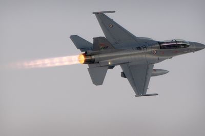Norges gamle F-16-maskiner går til Romania og Ukraina. Nå er Forsvarsmateriell klare til å sende av gårde tre nye fly til det rumenske luftforsvaret.
