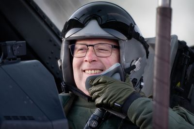 Forsvarsminister Bjørn Arild Gram er tydelig på at Norge trenger flere soldater . Bildet er tatt i forbindelse med opplæring av ukrainske piloter i Danmark. 