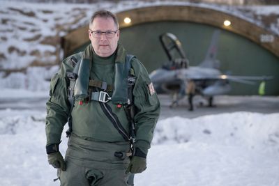 Forsvarsminister Bjørn Arild Gram varsler at flere må inn i førstegangstjenesten i Norge. Bilder er fra januar, da Gram fikk sitte i baksetet på en F-16 fra Bodø, i forbindelse med opplæring av ukrainske piloter i Danmark.