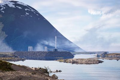 Dette er en montasje av hvordan det vil se ut på Børvågen når Spectrum-raketten står klar til oppskyting. 