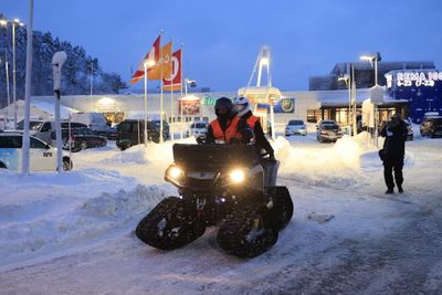 Mange trengte hjelp på Sørlandet onsdag. Her kjører Tommy Tofteland fra Sivilforsvaret Ida Engen fra hjemmesykepleien på grunn av det kraftige snøværet som har gjort veier ufremkommelige. 