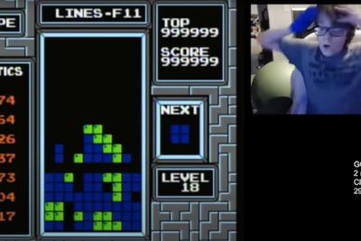 Dette videobildet viser reaksjonen til 13 år gamle Willis Gibson idet han innser at han har fått Tetris-spillet til å bryte sammen og dermed har blitt den første som beseirer det klassiske dataspillet.