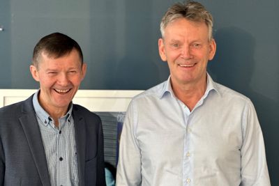 Space Norway-sjef Dag Stølan og administrerende direktør Morten Tengs i Telenor Satellite var i godt humør etter at Space Norways kjøp av Telenor-selskapet ble formelt gjennomført torsdag 4. januar.