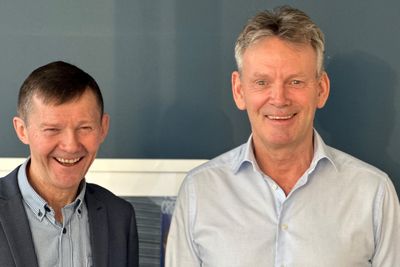 Space Norway-sjef Dag Stølan og administrerende direktør Morten Tengs i Telenor Satellite var i godt humør etter at Space Norways kjøp av Telenor-selskapet ble formelt gjennomført torsdag 4. januar.