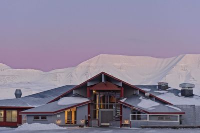 Det finnes solceller fra forskningsstasjonen Troll i Antarktis i sør, til Svalbard i arktiske nord. Det er blant annet vedtatt å legge 650 solcellepaneler på taket til Radisson Blu Polar hotell Spitsbergen.