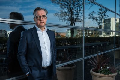 Administrerende direktør Lars Thomsen i Telenor Danmark vurderer å droppe å selge bredbånd på andres fiber til fordel for å selge bredbånd via mobilnettet – fast trådløst bredbånd (FTB).