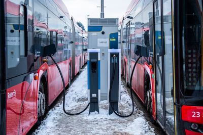 Lave temperaturer skaper utfordringer for elektriske busser. Her står busser til lading på Strømsveien ved Alnabru. 