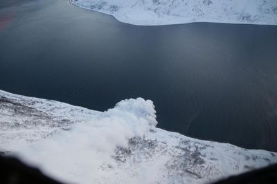 Helikopteret har sprengt ut et skred, og det er på vei ned i fjellsiden Singla. Løsneområdet her er cirka 700 meter over havet. 