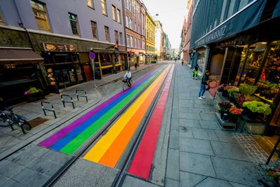 Rosenkrantzgate i Oslo ble i 2022 malt i regnbuefarger, i strid med Vegtrafikklovens bestemmelser.