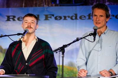 Leder Gytis Blazevicius i Natur og Ungdom (t.v.) og leder Truls Gulowsen i Naturvernforbundet kommenterer dommen i Fjordsøksmålet onsdag kveld.