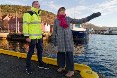 Gerard Dam og rådgiver Sofie Jordheim diskuterer muligheter for flomsikring av Bergen. En rapport med forslag skal leveres etter om lag 6 måneder.