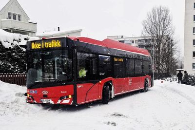 Store snømengder og kulde har skapt utfordringer i trafikken i Oslo. Denne bussen satte seg fast i krysset mellom Maridalsveien og Frysjaveien.