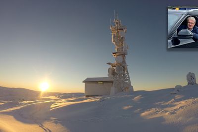 Mange av Telenors basestasjoner ligger utenfor allfarvei, og utsettes for vær og vind. Da må de bygges robuste. Innfelt et bilde av dekningsdirektør Bjørn Amundsen i sin dekningsbil, full av måleutstyr.