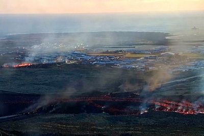 For andre gang på mindre enn en måned trues Grindavik av vulkanutbrudd. Denne gang har lavaen nådd fram til bebyggelsen.