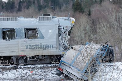 Et pendeltog og en lastebil kolliderte mandag morgen øst for Uddevalla.