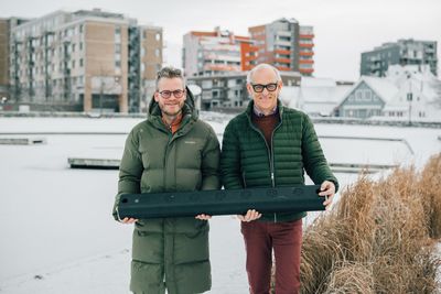 Trond Spande (t.v.) og Magnar Aske i Zygizo med sensoren som er utviklet i Stavanger. Men det var på et mer snørikt sted ideen ble unnfanget.