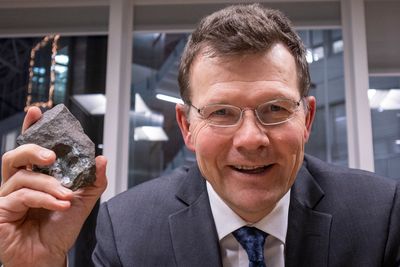 Nordic Mining-sjef Ivar S. Fossum er trygg på at selskapets tillatelser og lisenser står seg uansett hva som skjer i Høyesterett. Her avbildet i 2020 med den tunge bergarten Eklogitt som inneholder rundt 4 prosent rutil og over 40 prosent granat.