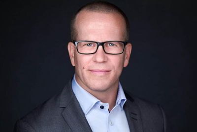 Eivind Jonassen, som er gründer og daglig leder i Omnicus, mener næringslivsledere må lede an og håndtere varslinger på smartmobilene fordelaktig for både seg selv og andre.