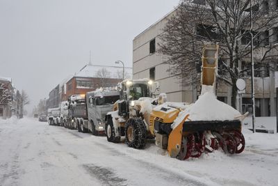Nedsnødde gater i Kristiansand 3. januar i år. Lastebiler og brøytemannskap er klare til å brøyte og rydde gatene i sentrum.