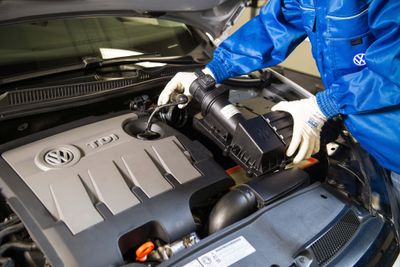  I 2015 ble det kjent at Volkswagens EA 189-motor hadde programvare som gjorde at de kunne jukse under utslippstesting. Bildet viser en slik motor, og ett av de avbøtende tiltakene: En lufstrømsretter som ble installert i tillegg til ny programvare.