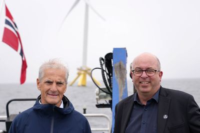 Statsminister Jonas Gahr Støre og Arvid Nesse, som er leder for Met Centre, ute på testfeltet utenfor Karmøy. 