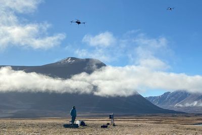 Neste skritt for forskerne i Activate-prosjektet er å prøve ut dronene i felten på Svalbard. Her ser vi testflyvning utført i felt på Nordøst-Grønland i august 2022 