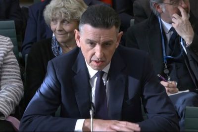 Fujitsu legger seg flate. Bildet viser europasjef Paul Patterson under en høring i det britiske parlamentet denne uken.