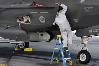 Luftinntaket på en F-35A fra US Air Force inspiseres under en øvelse på flystasjonen Tyndall i Florida i desember 2016.