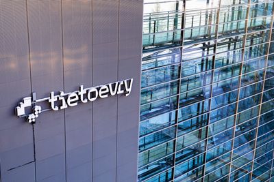 Kontorbygning med Tietoevry-logoen på veggen.