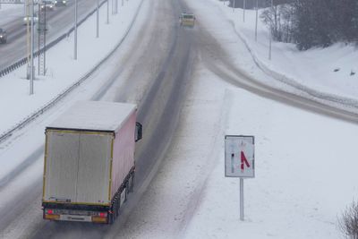 Statens vegvesen melder om at det trolig blir glatte veier i store deler av Sør-Norge mandag.