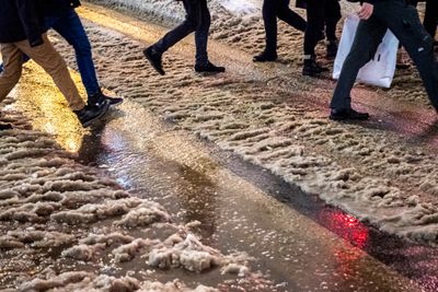 Oslo 20240121. Slaps og snø i Oslo. Væromslaget skaper generelt glatte og våte veier lokalt på Østlandet.Foto: Rodrigo Freitas / NTB