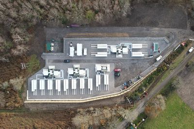 Batterilagringsanlegget Blandford Road i Storbritannia er nå satt i drift. Det er Equinors første kommersielle anlegg for lagring av energi på batterier.