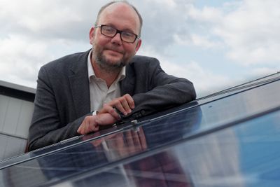 Forskningssjef Erik Stensrud Marstein, Institutt for energiteknikk, IFE, her ved et solcelleanlegg, mener IFEs rapport er god, men at den undervurderer hvor mye bruken av solkraft vil vokse.