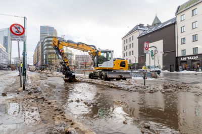 I januar jobbet entreprenørene med å rydde snø og is for å få unna smeltevannet i gatene.