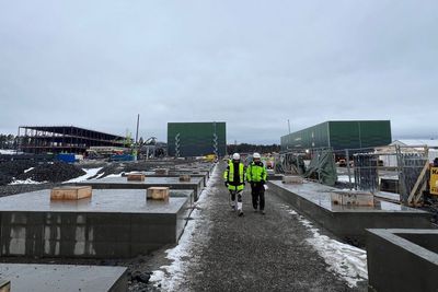 Green Mountains datasenter på Heggmoen utenfor Hamar. NVE har nå bedt selskapet stoppe bygningsarbeidene med transformatorstasjonen som skal forsyne datahallene med strøm.