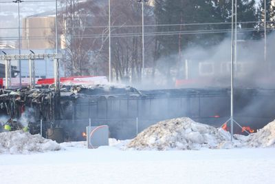 Mandag ble ti gassbusser skadet etter at det brøt ut brann på et gassbussanlegg i Sarpsborg.