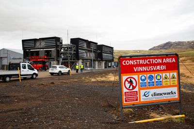 Ved Orca-anlegget på Island, som var verdens første DAC-anlegg, klarer man å fange 4000 tonn CO2 i året. Nå bygger de et anlegg som skal ta ni ganger så mye og i 2050 mener både IEA og DNV at DAC-teknologien vil spille en viktig rolle. 